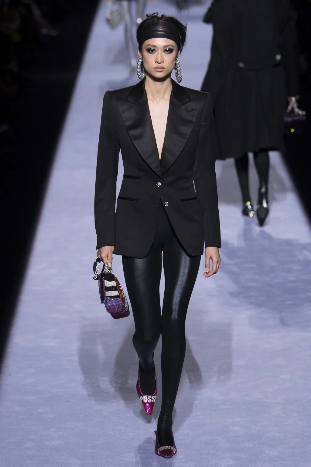 Thương hiệu Tom Ford Ready-to-wear Thu 2018: Thời đại hoàng kim thập niên 80 Thương hiệu Tom Ford Ready-to-wear Thu 2018: Thời đại hoàng kim thập niên 80