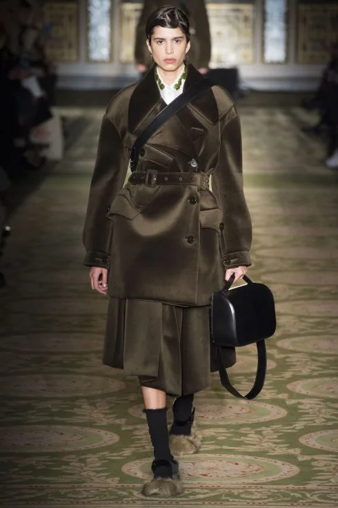 Thiết kế mở đầu BST Thu-Đông của Simone Rocha