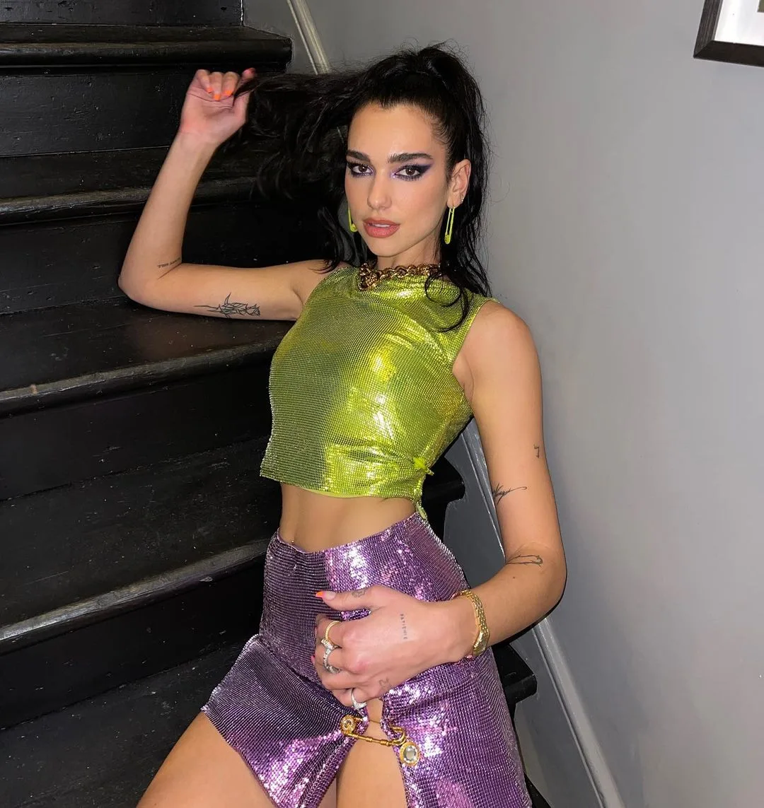 Dua Lipa diện tanktop lấp lánh