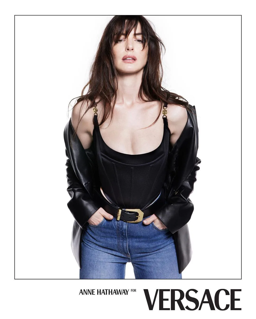 Anne Hathaway diện quần jeans