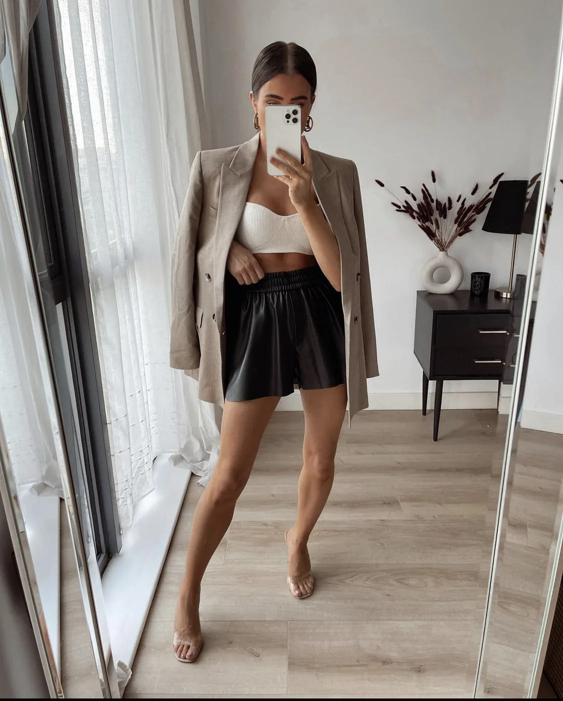 phối blazer và quần shorts da