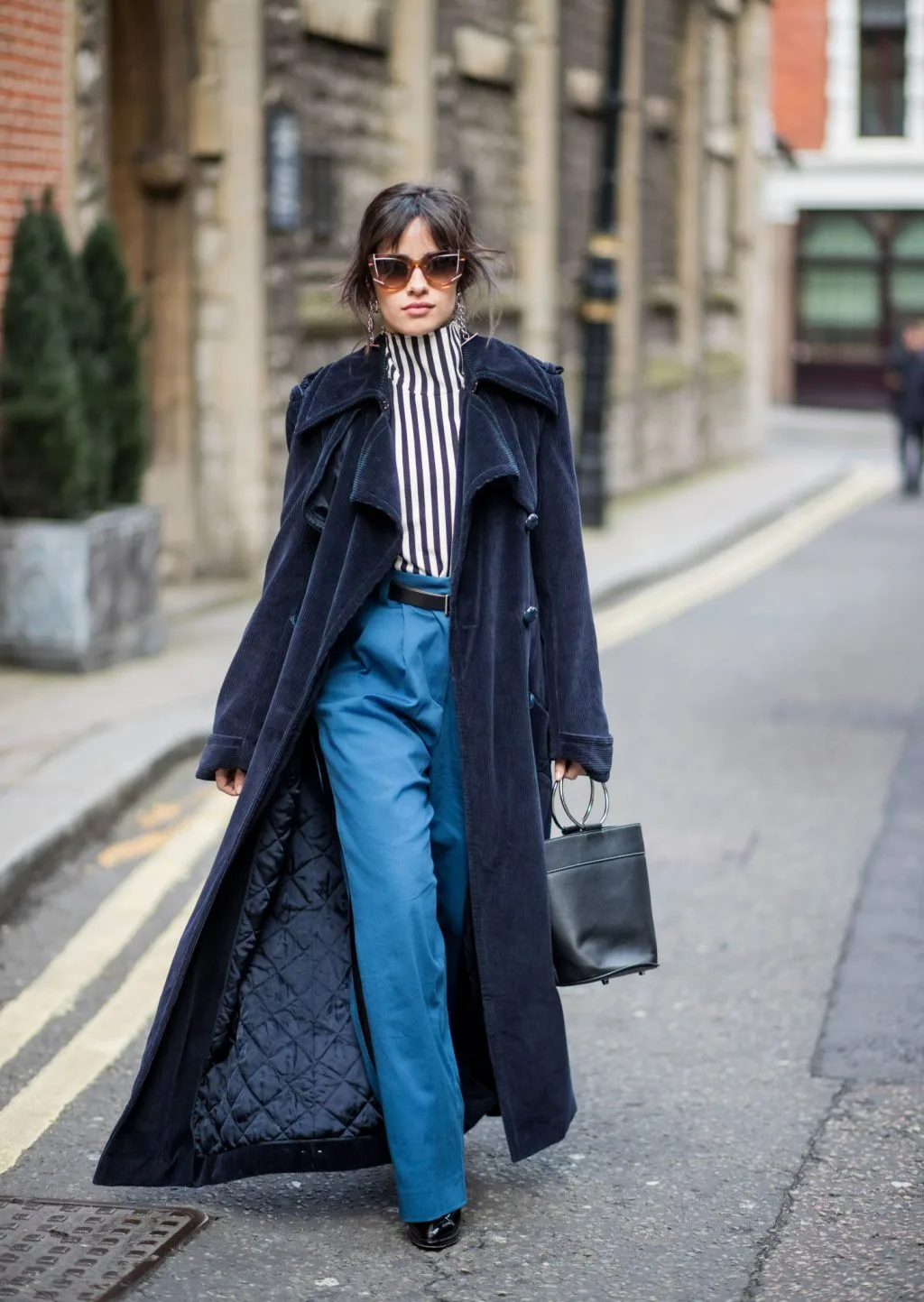 phong cách thời trang của Camila cabello diện quần ống suông màu xanh xuống phố