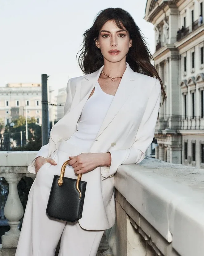 Anne Hathaway diện blazer