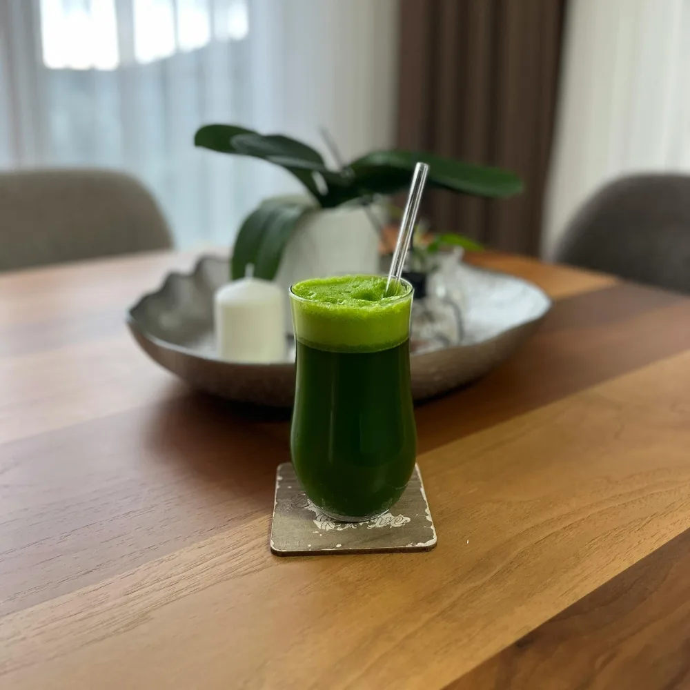 ly màu xanh trên bàn