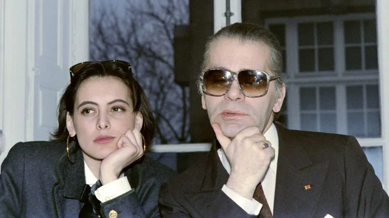 Nhà quý tộc và huyền thoại thời trang của Pháp Ines de la Fressange chính là nàng Thơ đầu tiên của Karl Lagerfeld. Nhà quý tộc và huyền thoại thời trang của Pháp Ines de la Fressange chính là nàng Thơ đầu tiên của Karl Lagerfeld.