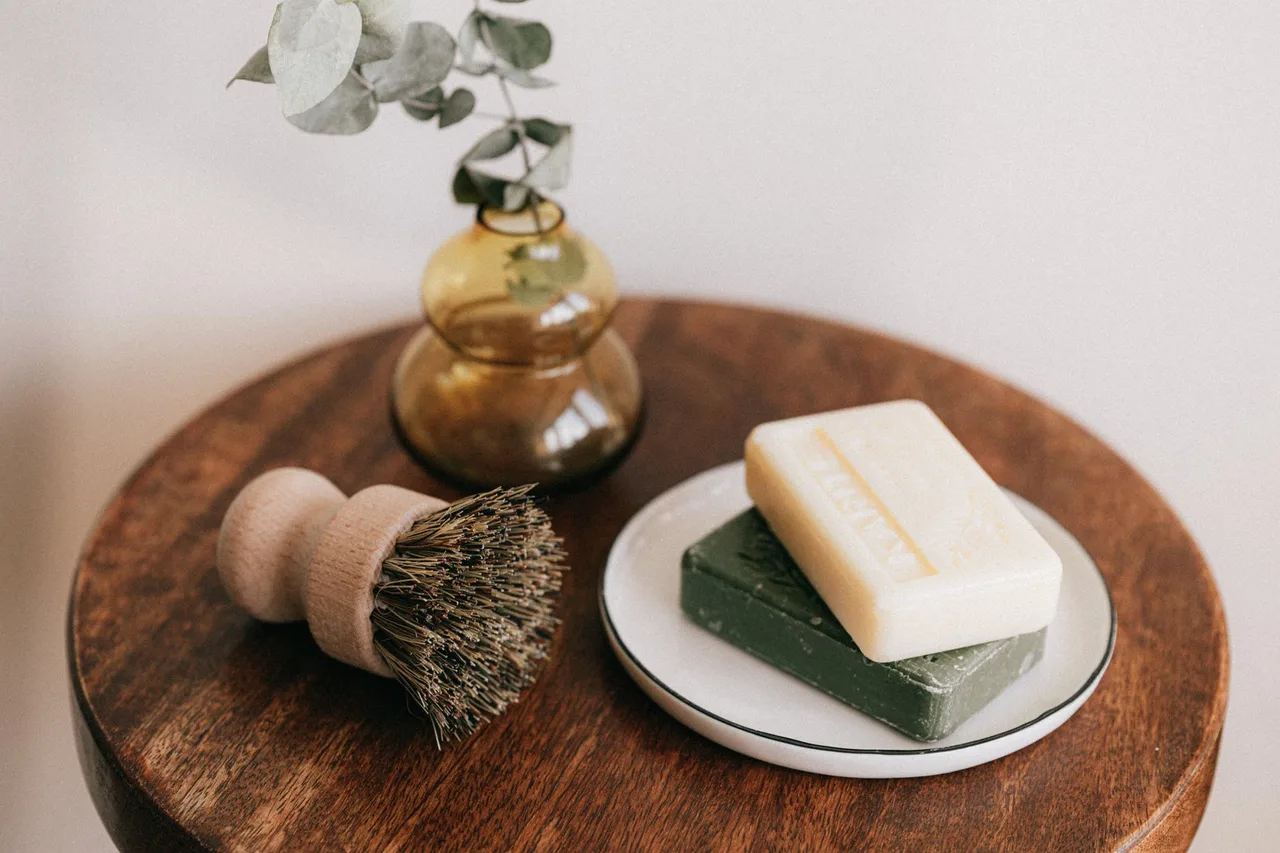 Không nên dùng xà phòng thanh khi rửa mặt
