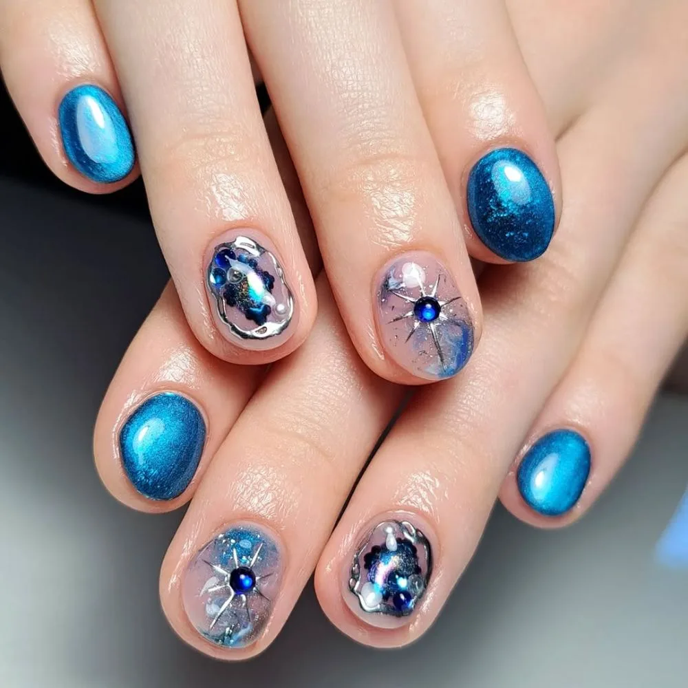 Hình ảnh kiểu móng màu xanh Sapphire với họa tiết độc đáo.