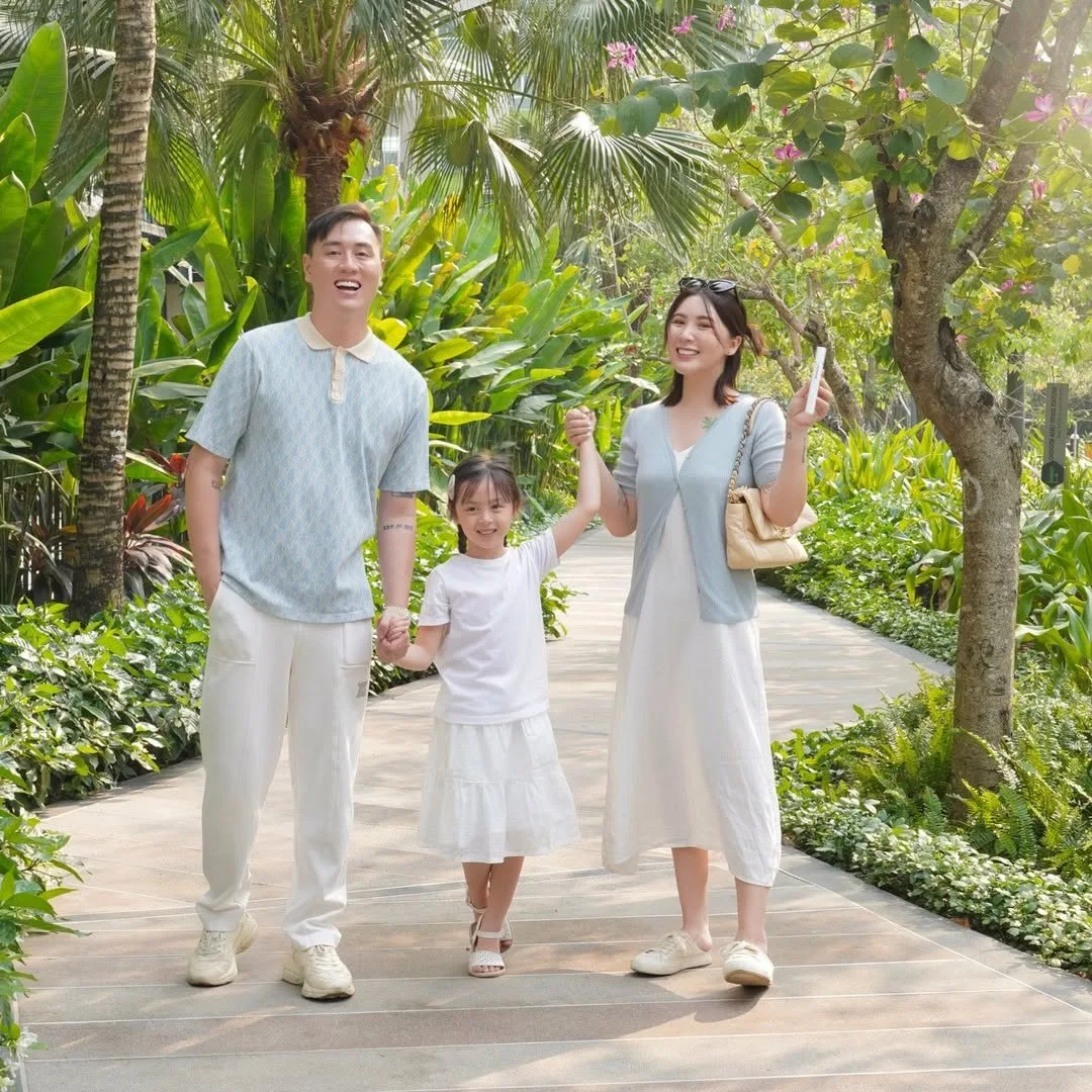 Set đồng phục màu xanh pastel nhã nhặn tạo nên một khung hình du Xuân đầy sức sống.