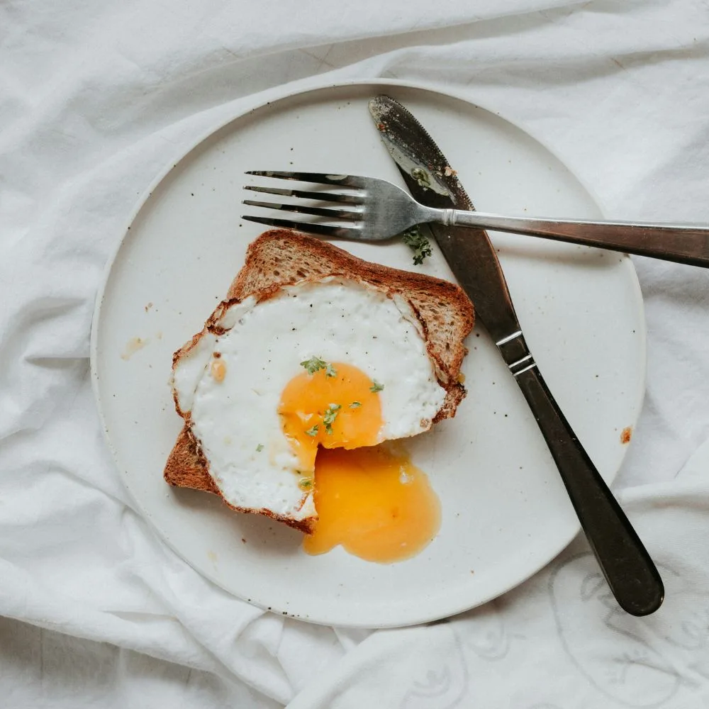 trứng ốp la và bánh mì giàu protein