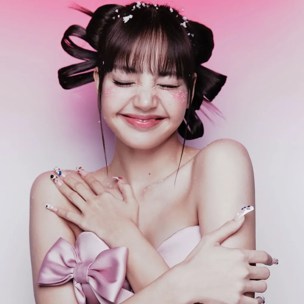 Lisa cười mỉm