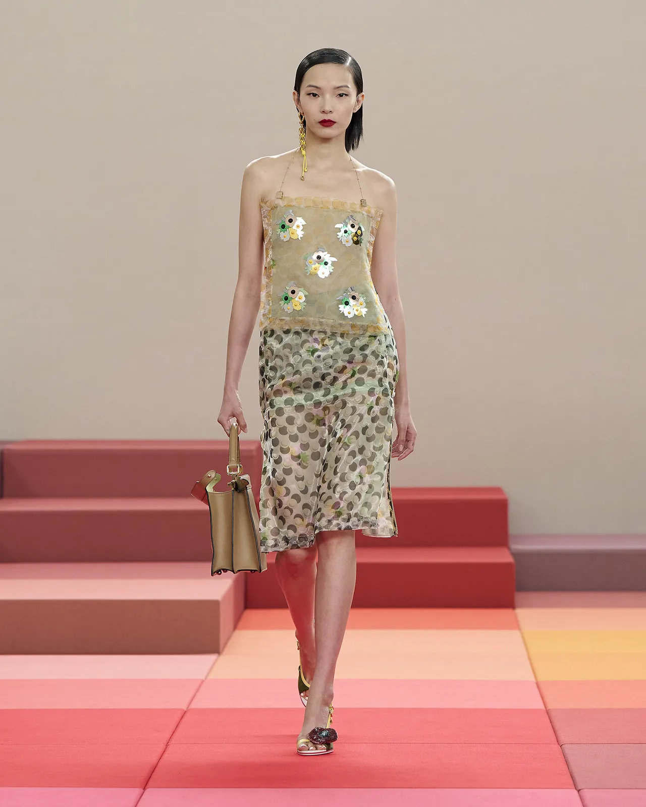H2 Lối chơi phối hoa ngẫu hứng của Fendi trên nền chất liệu xuyên thấu gợi cảm giác mong manh và yêu kiều