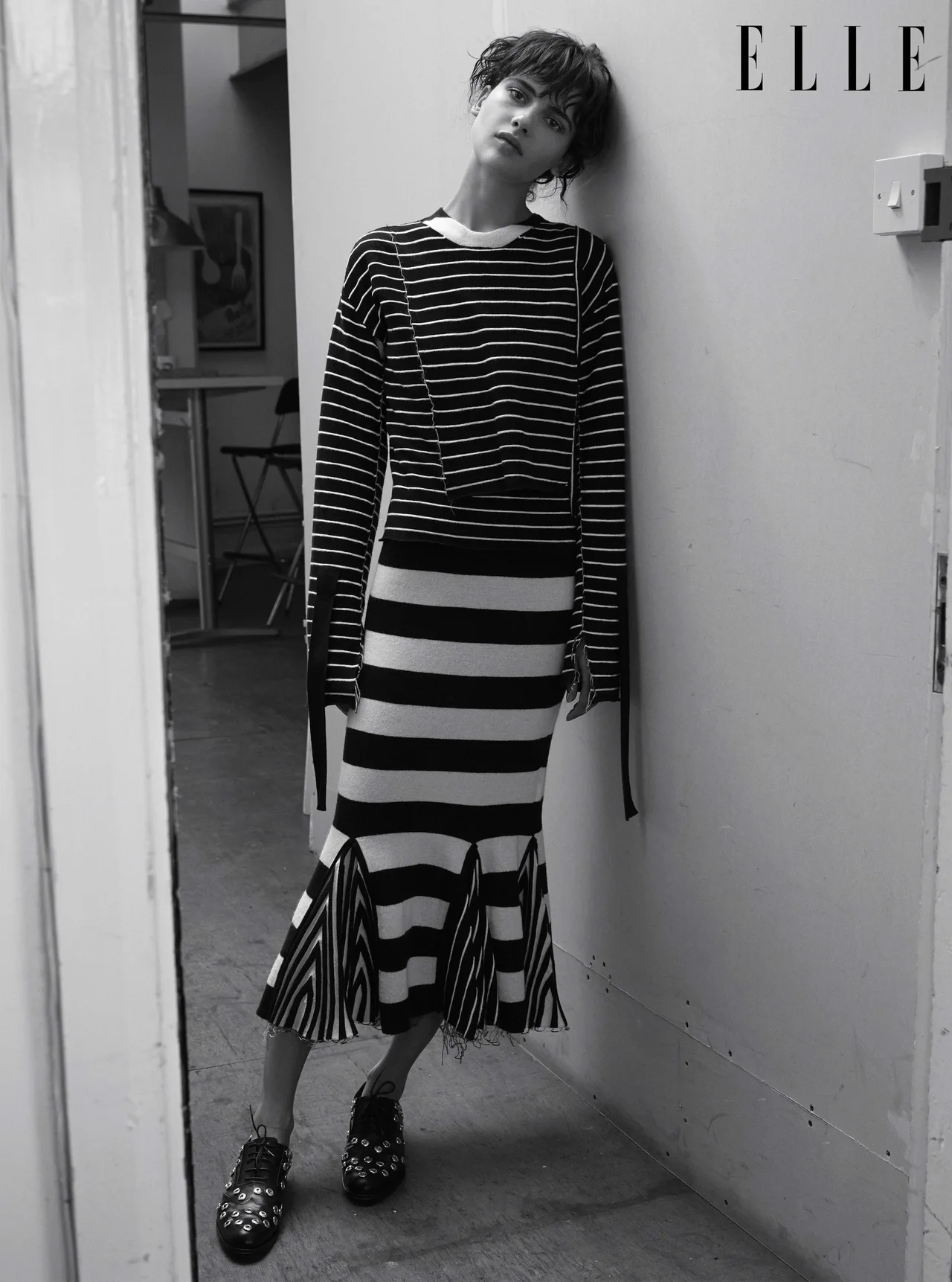 Đầm len họa tiết sọc, Áo top oversized Céline, Giày Emanuel Ungaro