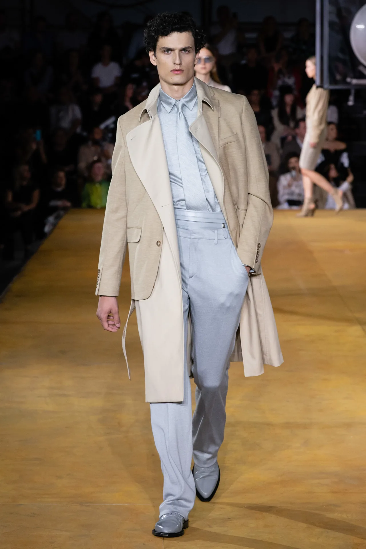 âu phục xanh xám trong bộ sưu tập burberry xuân hè 2020