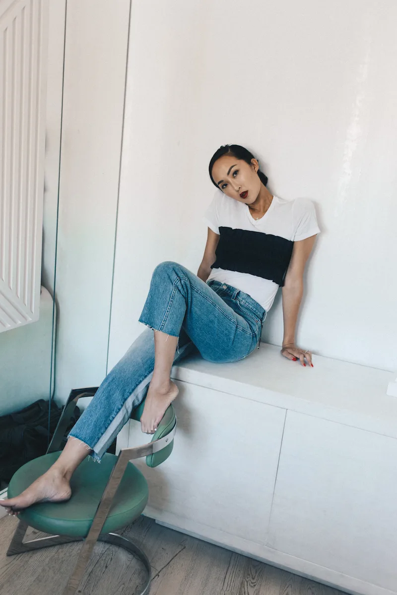 chriselle lim phối áo ống với áo thun trắng
