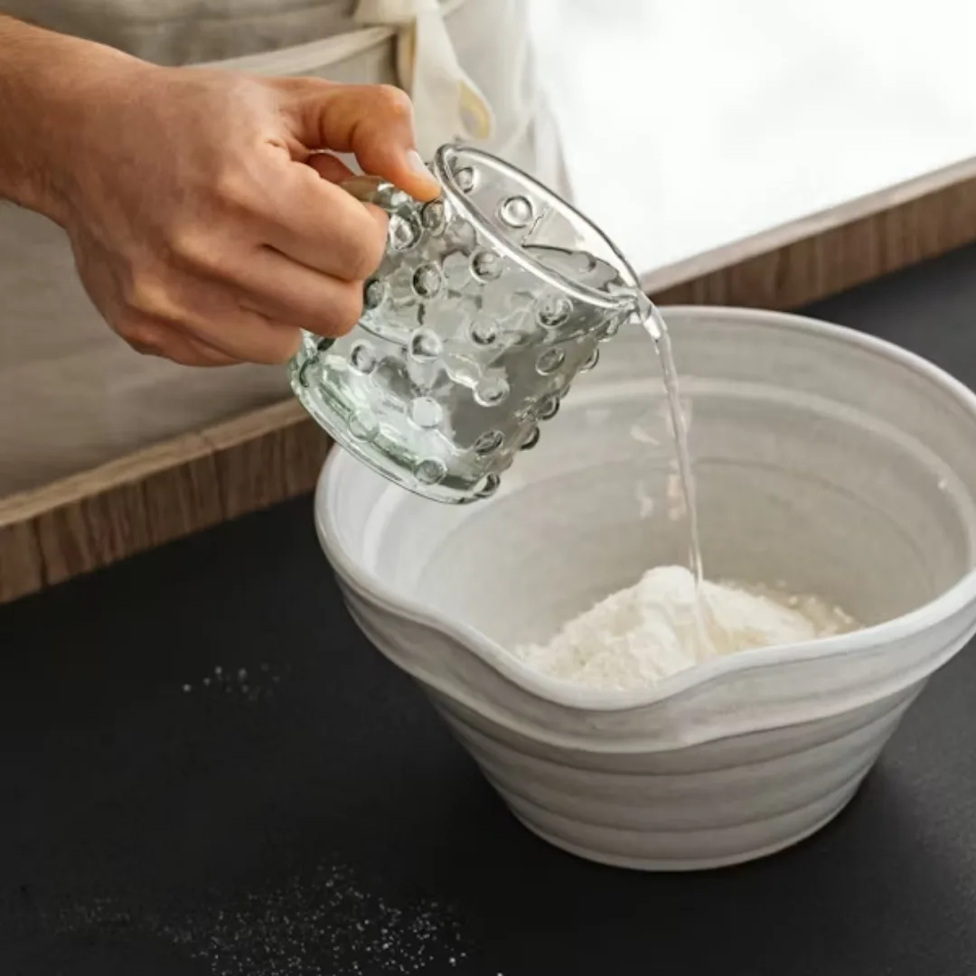 Pha bột sắn dây với nước ấm