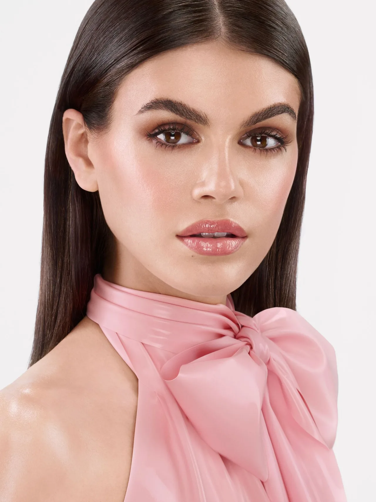 Chân dung Kaia Gerber rạng rỡ trong chiến dịch Afterglow Lip Balm của NARS với lớp nền căng bóng và đôi môi hồng mướt.