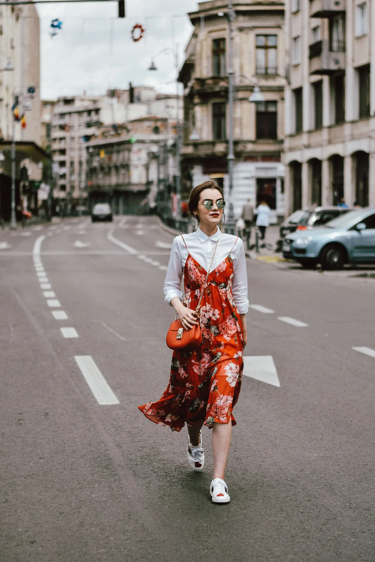 cách phối đồ slip dress họa tiết hoa và áo sơ mi - couturezilla