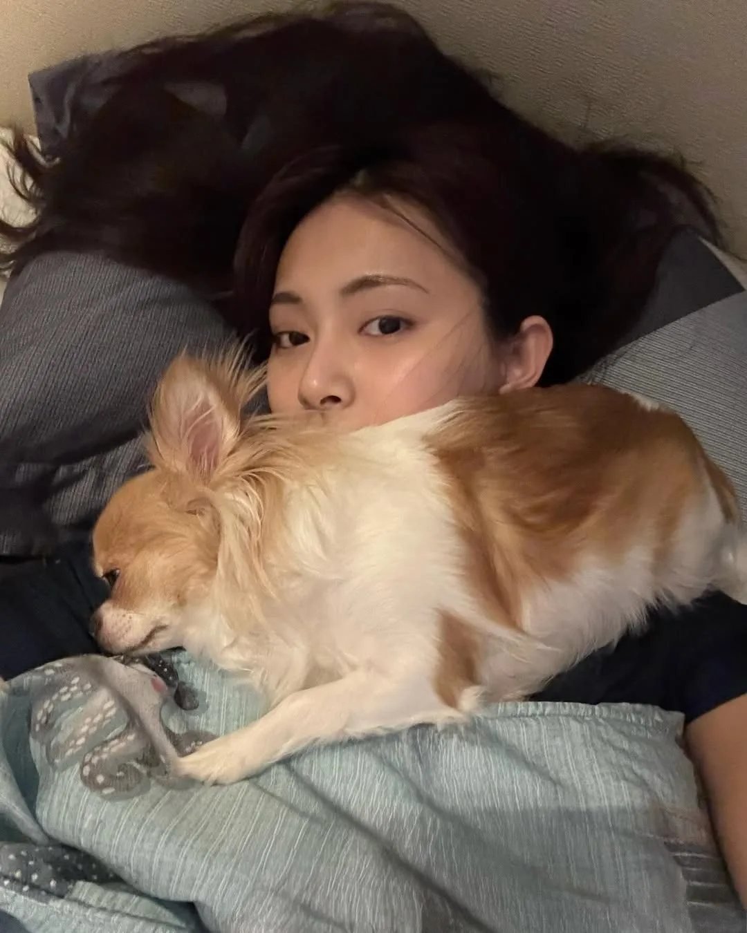 TZUYU nằm ngủ, tóc dài, selfie cùng cún con đang nằm trên người