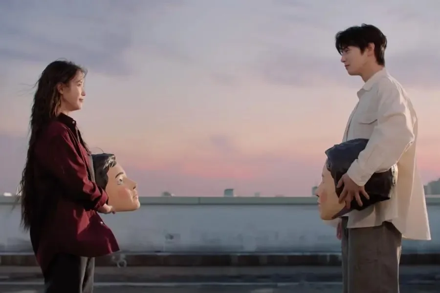 IU và Cha Eun Woo trong MV A Beautiful Person