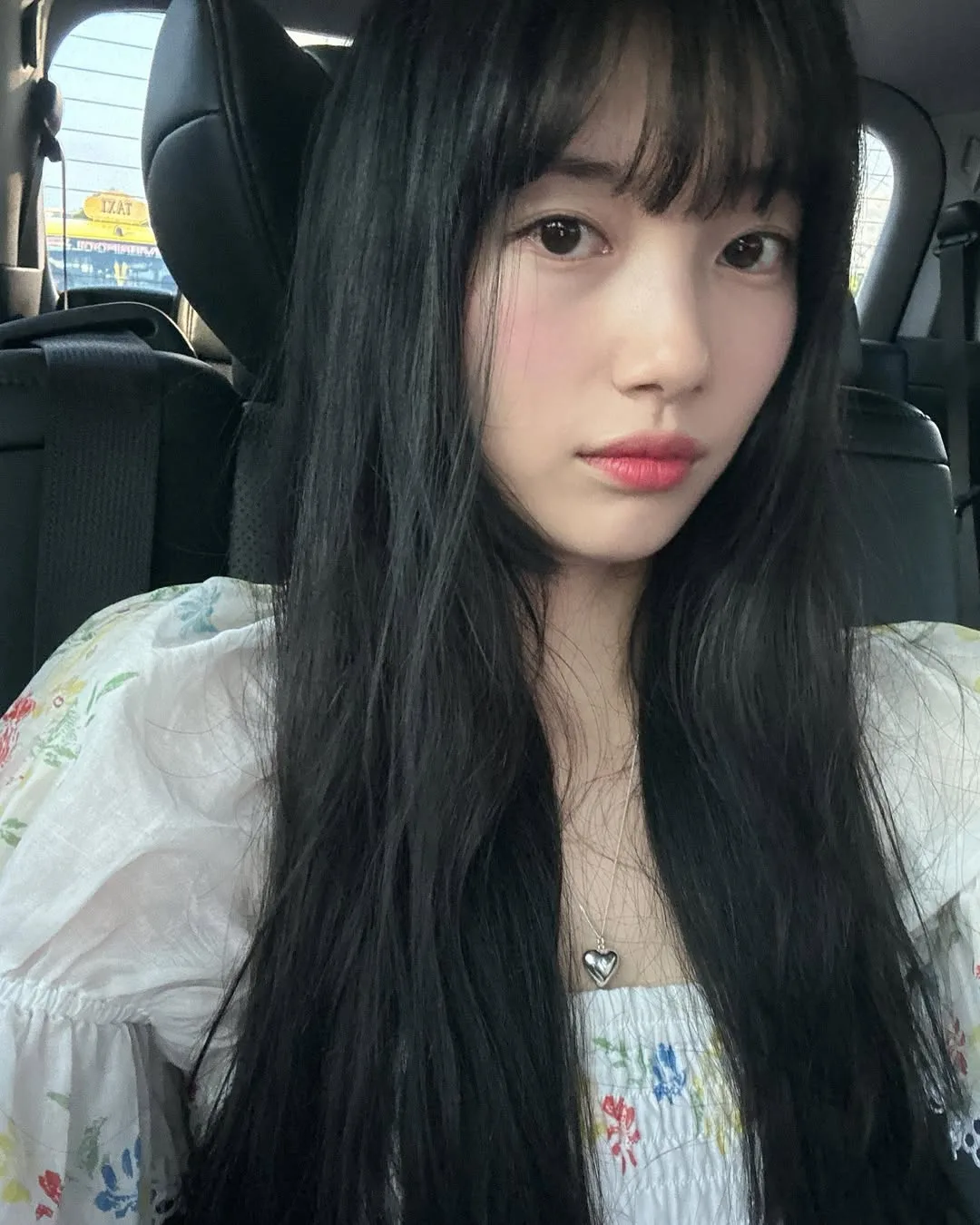 Suzy tóc đen dài xinh đẹp và phấn phủ tím