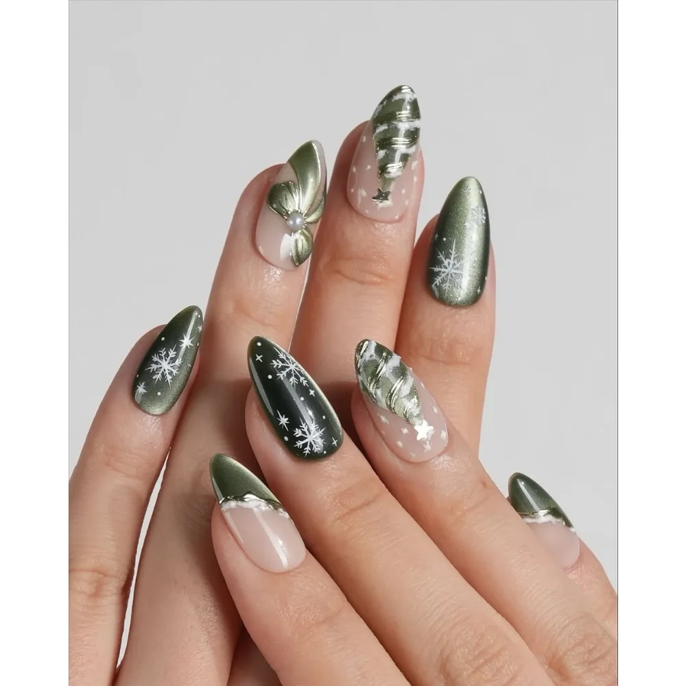 Bộ nail phù hợp với dịp Noel với họa tiết cây thông.