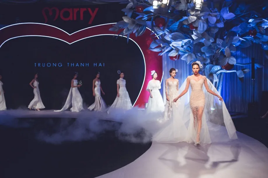 3 BST cưới với xu hướng thời trang Xuân Hè mới nhất cùng đội ngũ người mẫu đinh đám nhất của làng mốt Việt hứa hẹn mang đến buổi tiệc thị giác ấn tượng.