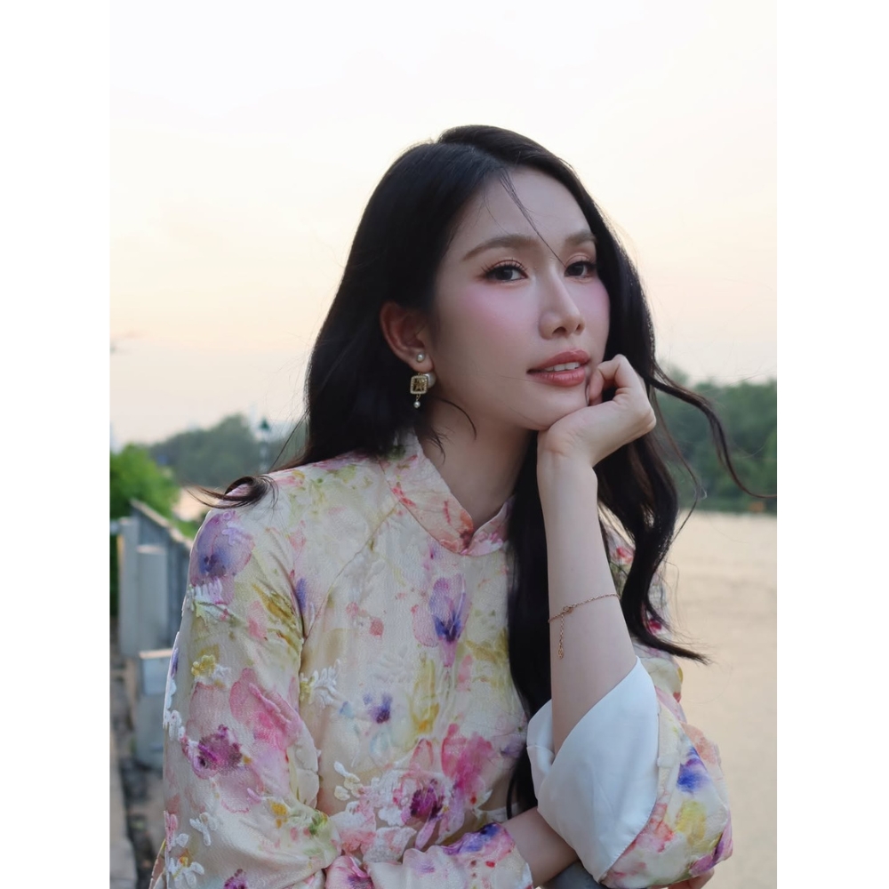 á hậu Phương Anh dùng màu son hồng đất để diện áo dài