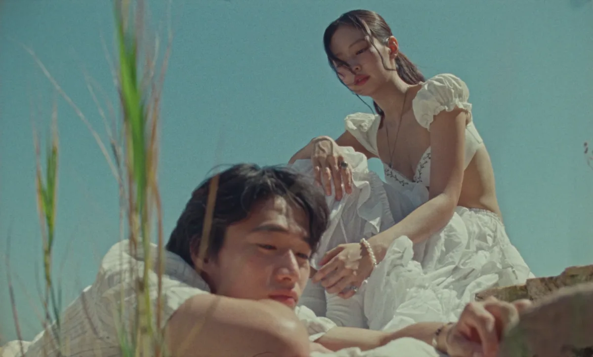 thời trang của jennie trong mv less than a lover 8