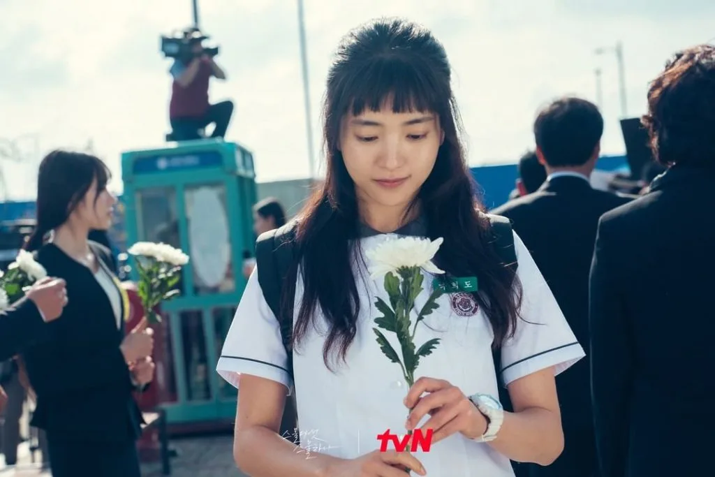 Kim Tae Ri cùng tạo hình nữ sinh. Kim Tae Ri cùng tạo hình nữ sinh.