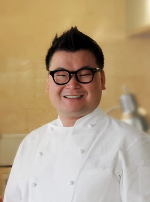 Bếp trưởng Allen Cha với hơn 17 năm kinh nghiệm Tại nhiều khách sạn 5 sao quốc tế như Ritz-Carlton Naples Floria, Ranaissance CaoHeijing hay Marriott Suzhou