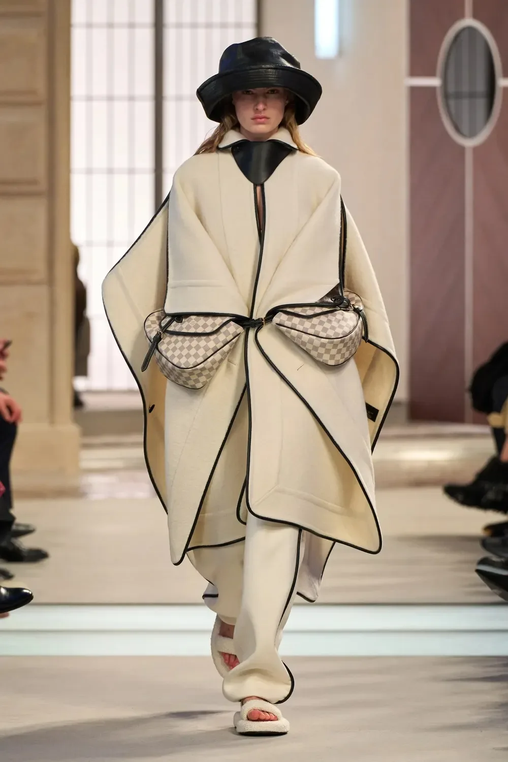 áo khoác vàng bơ louis vuitton