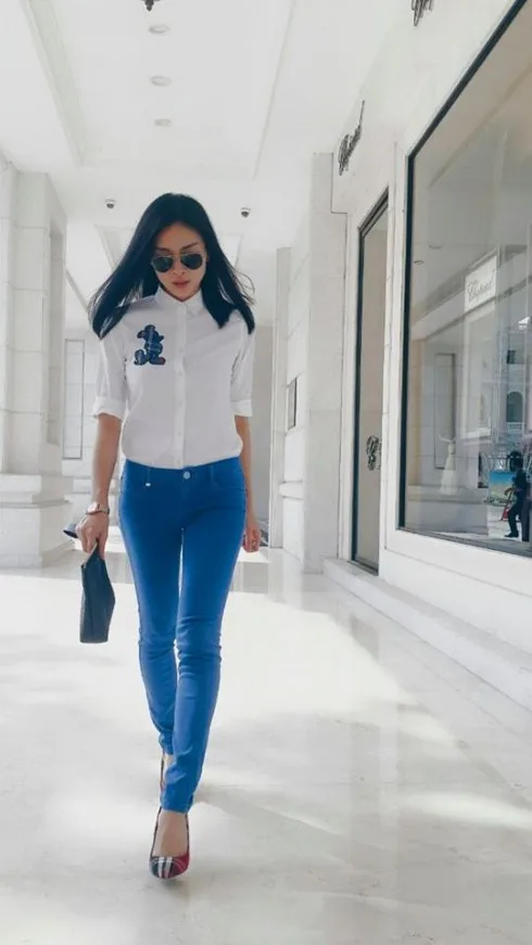 Ngô Thanh Vân chọn cách phối trang phục tinh tế với sơ mi trắng và quần jenas ôm tôn dáng.