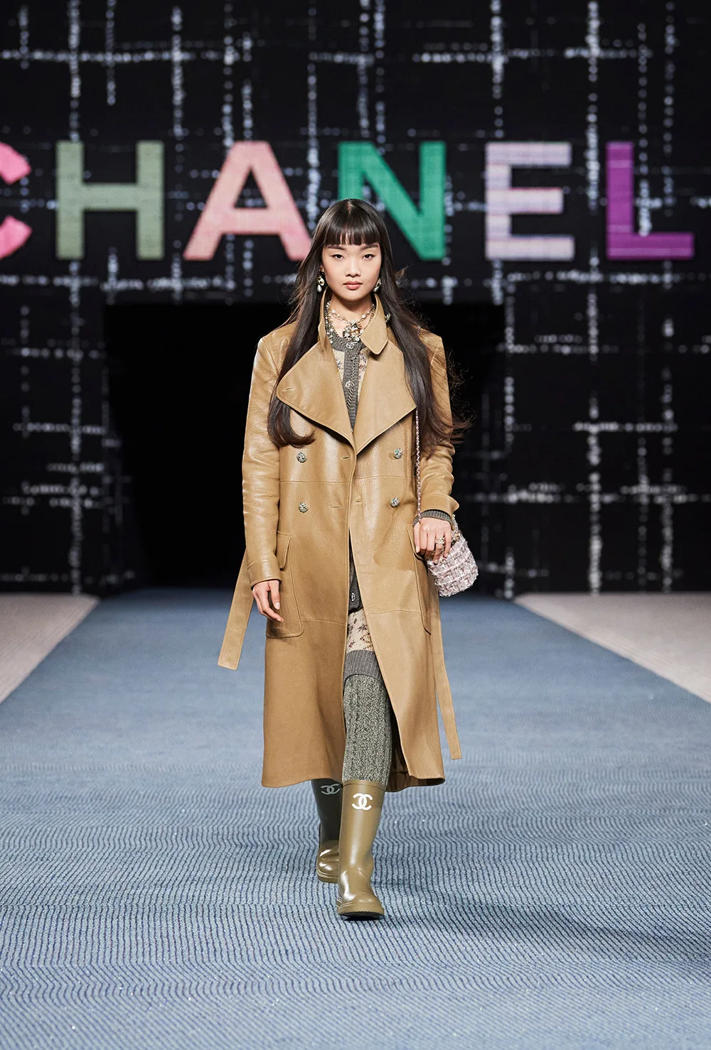 Tóc mái cao đầy cá tính tại sàn diễn Chanel. Tóc mái cao đầy cá tính tại sàn diễn Chanel.