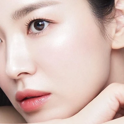 Song Hye Kyo với làn da mịn màng.
