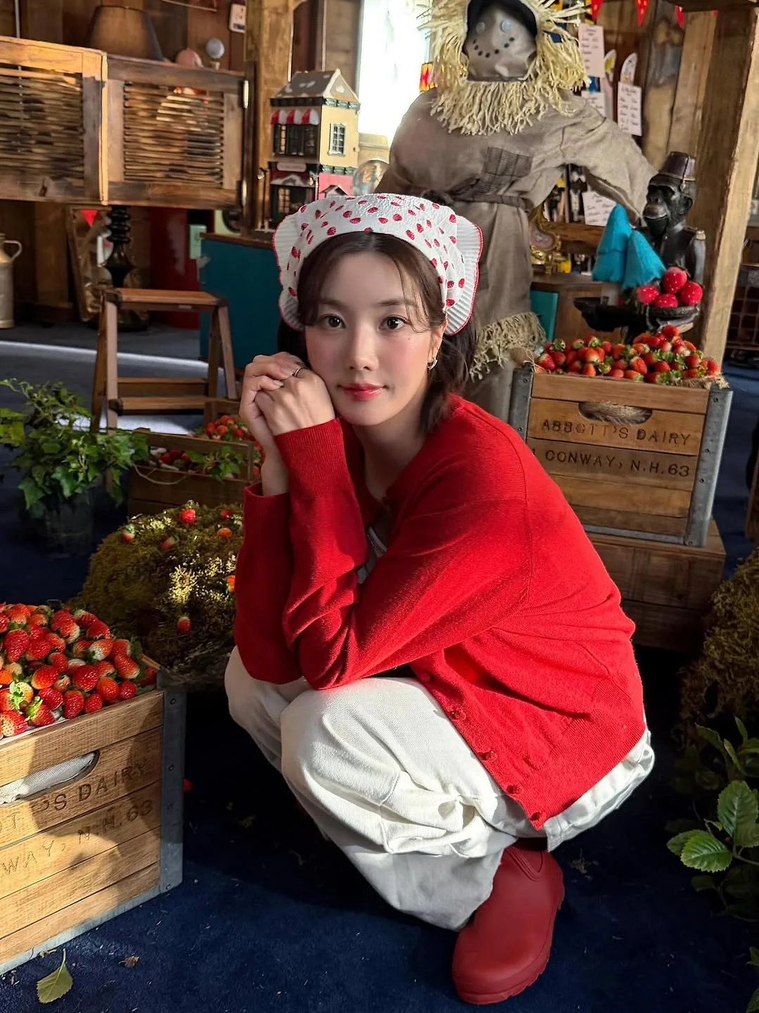 "Nữ thần mùa Hè" Kwon Eun-bi ngọt ngào trong chiếc áo cardigan ôm sát phối cùng khăn bandana họa tiết quả dâu nhỏ xinh.