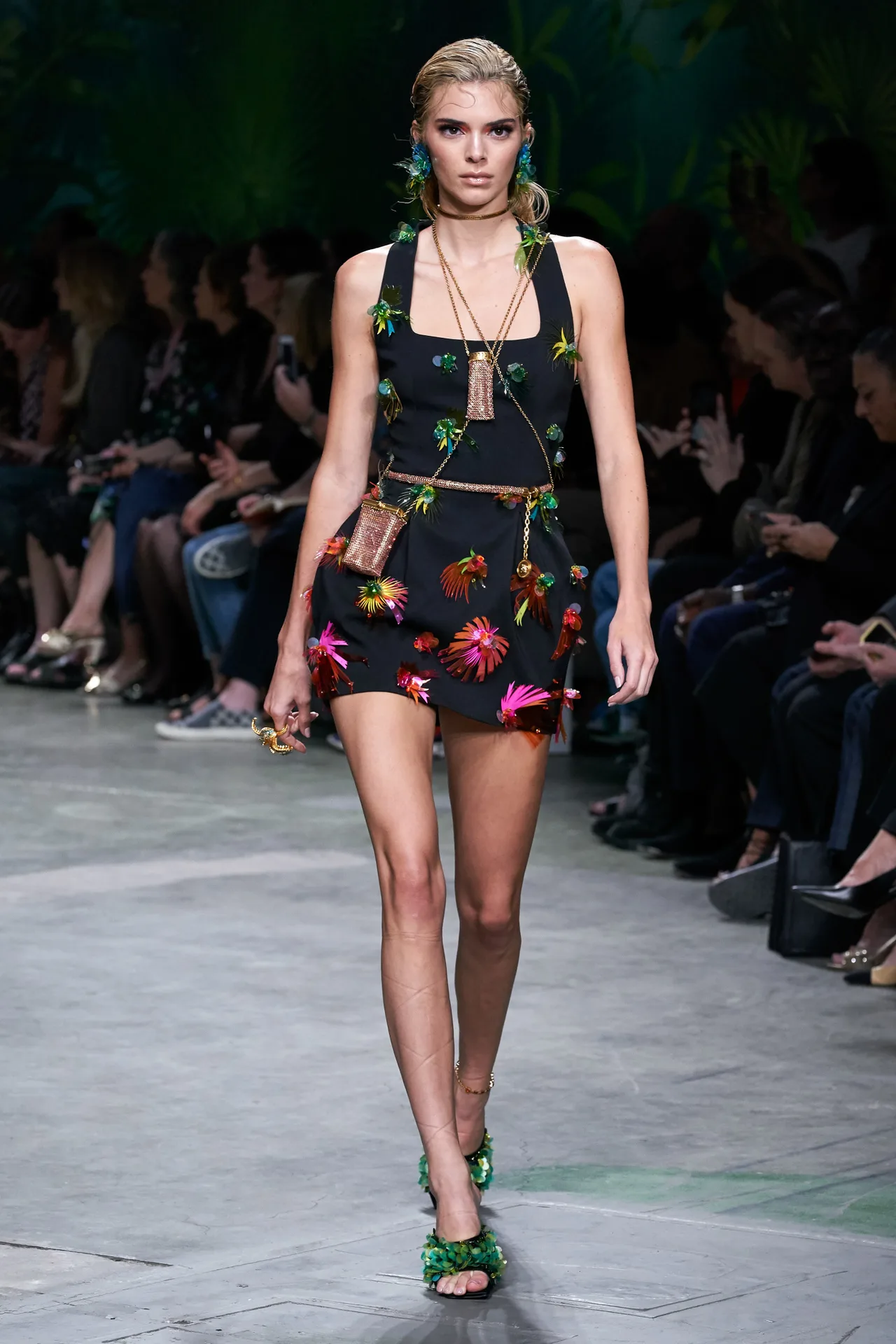 đầm đen ngắn họa tiết versace xuân hè 2020