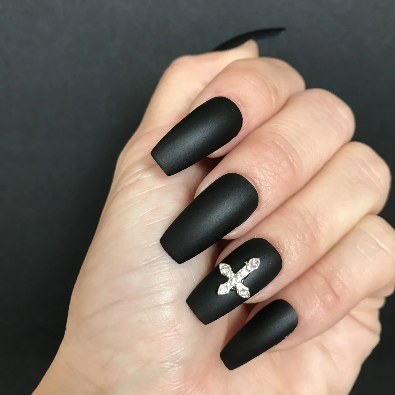nail đen tuyền