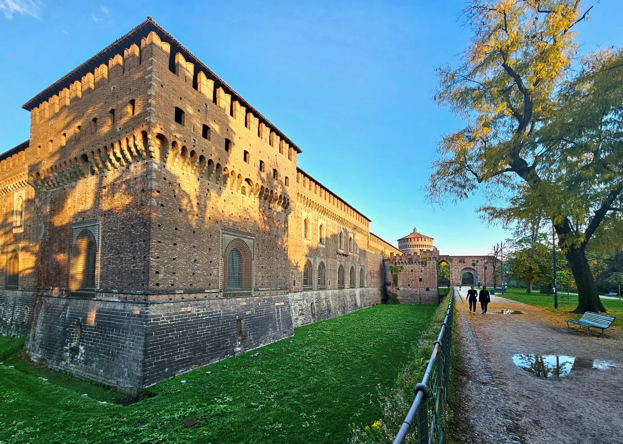 Castello Sforzesco (hay Lâu đài Sforza) là một pháo đài lịch sử kiên cố và rộng lớn nằm ở trung tâm Milan, Ý.