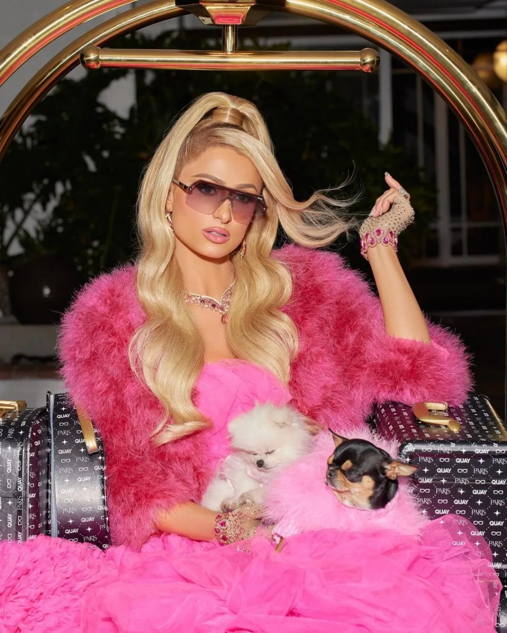 Paris Hilton mặc đồ màu hồng