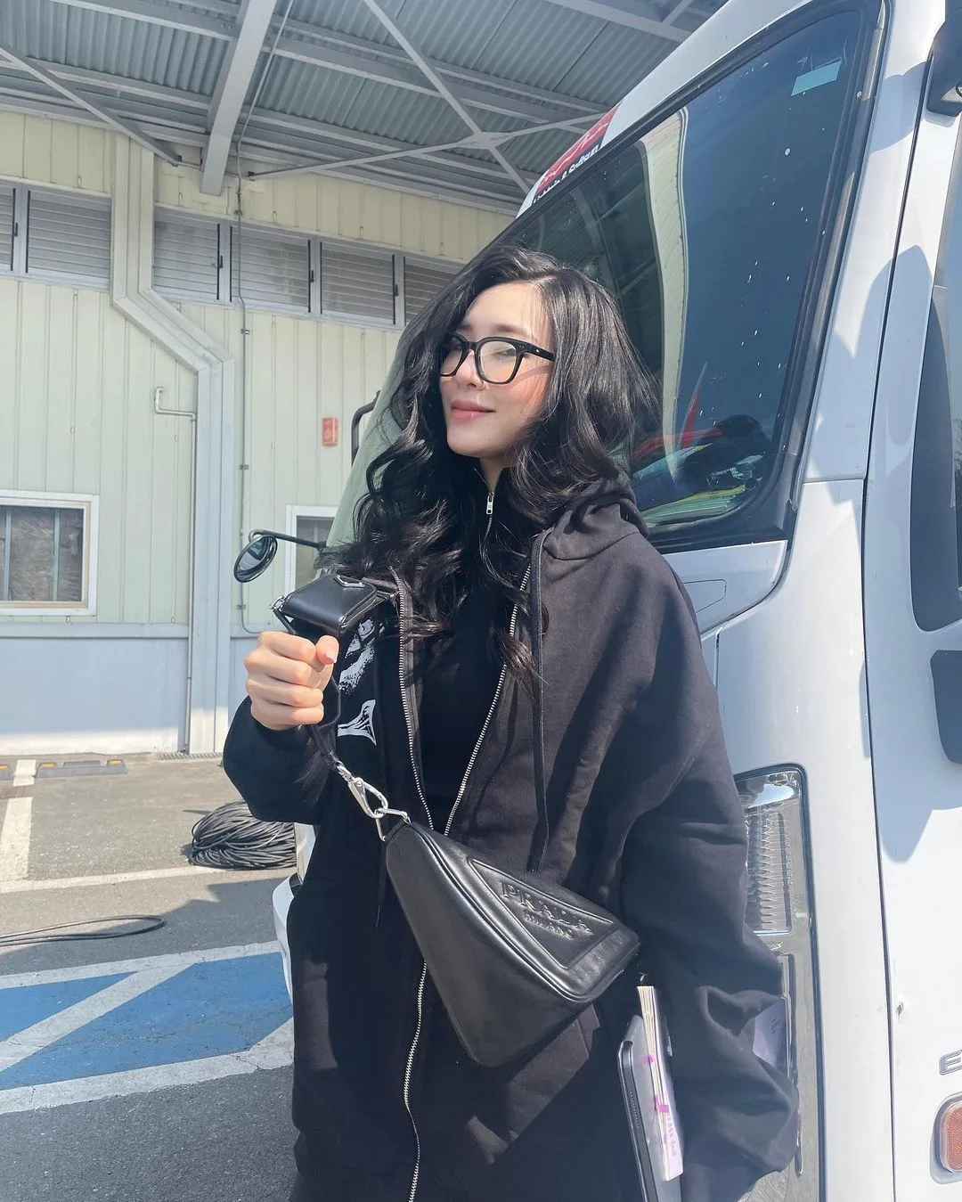 Tiffany đeo túi tam giác