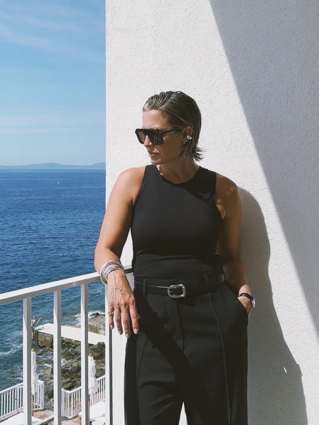 Khuyên tai kẹp cá tính với outfit tối giản.