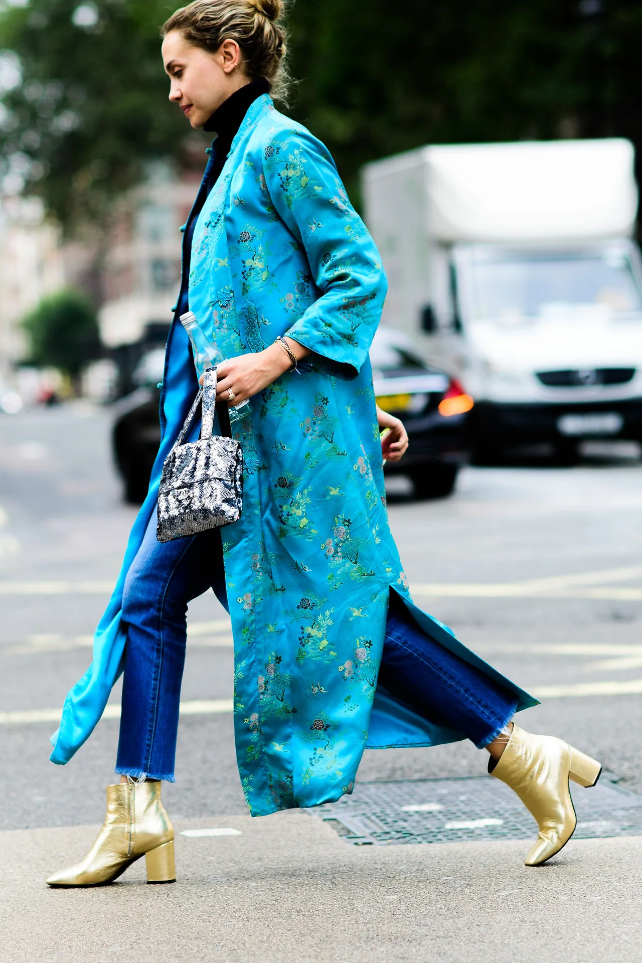 áo-khoác-dài-stree-style-tuần-lễ-thời-trang-london-2017 (8)