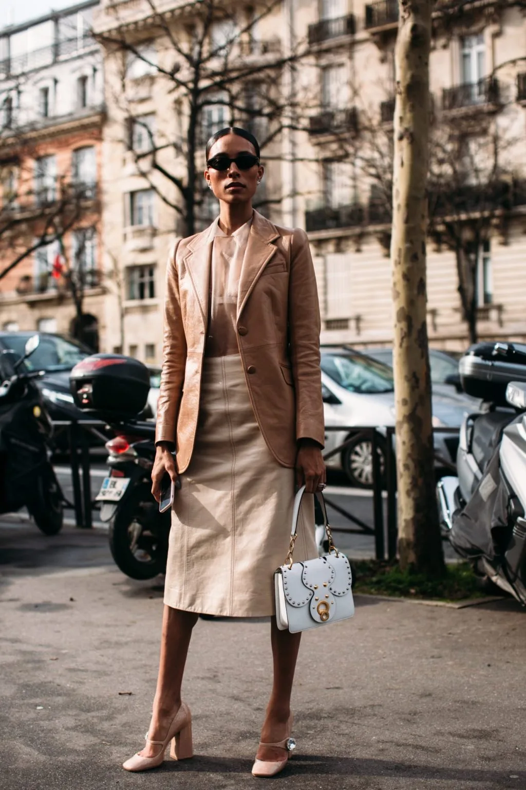 street style tuần lễ thời trang paris màu be 4