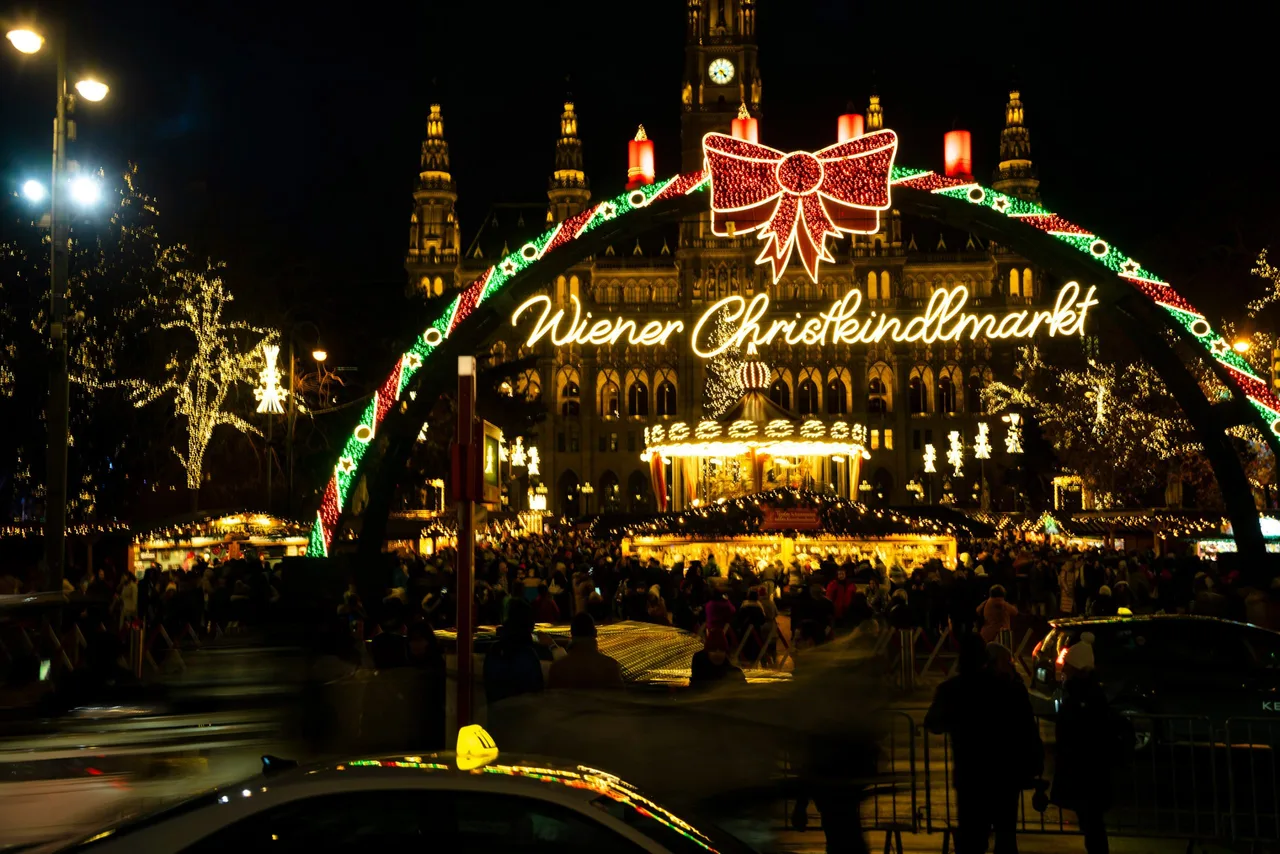 Wiener Christkindlmarkt là khu chợ truyền thống lâu đời nhất ở Áo và thu hút nhiều du khách mỗi năm