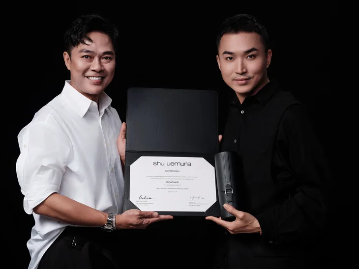 Shu Artist Huỳnh Trần Vỹ Dũng (Dón Huỳnh) đã giành được danh hiệu Certified Makeup Artist Global của thương hiệu Shu Uemura. Ảnh: Shu Uemura. Shu Artist Huỳnh Trần Vỹ Dũng (Dón Huỳnh) đã giành được danh hiệu Certified Makeup Artist Global của thương hiệu Shu Uemura