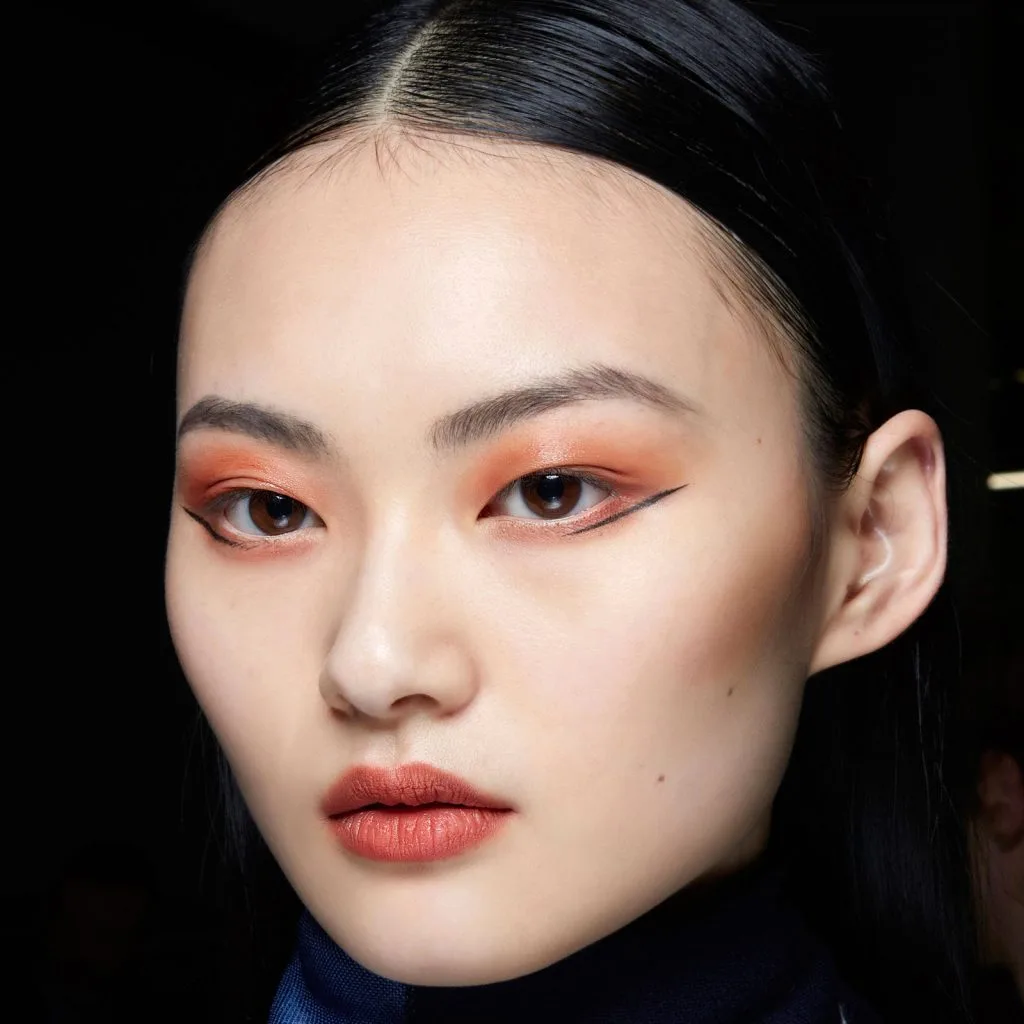 Cận cảnh đường eyeliner sắc sảo từ một người mẫu trong BST Thu Đông 2020 của thương hiệu Missoni. Cận cảnh đường eyeliner sắc sảo từ một người mẫu trong BST Thu Đông 2020 của thương hiệu Missoni.