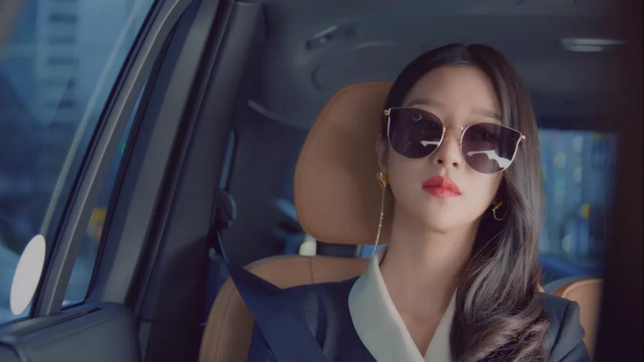 Seo Ye Ji đeo kính mát to bản màu đen trong phim điên thì có sao