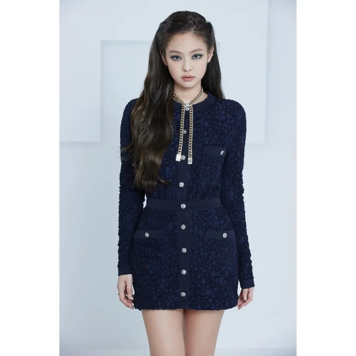 Jenny trong màu mắt xanh baby