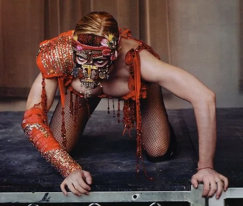 Madonna đeo mặt nạ trong bức hình do Steven Klein chụp