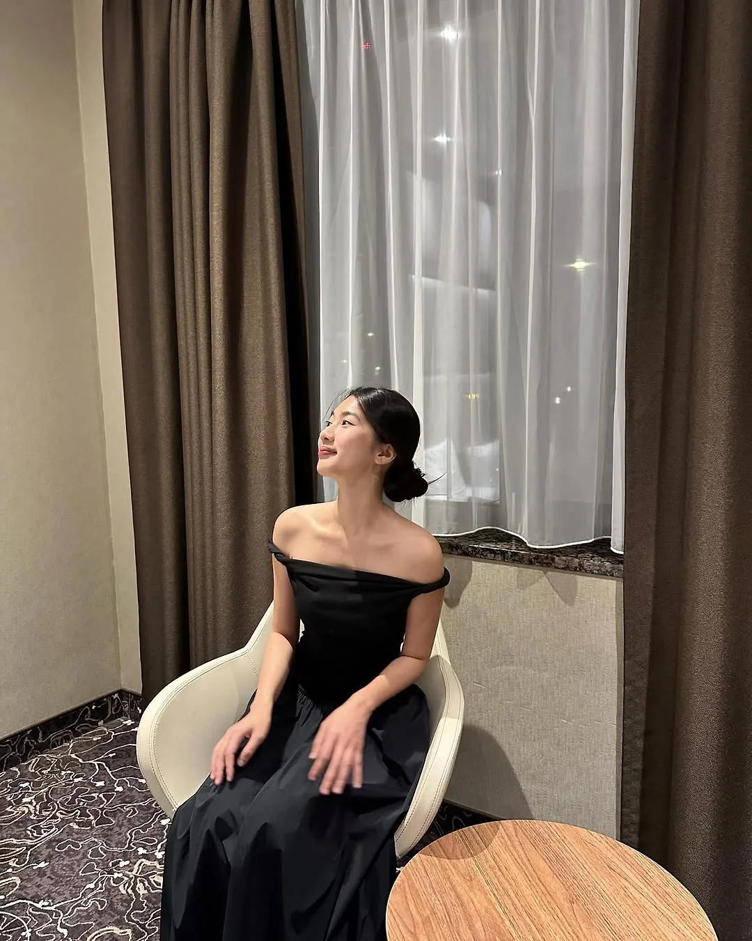 Hà Thi mặc đầm suông